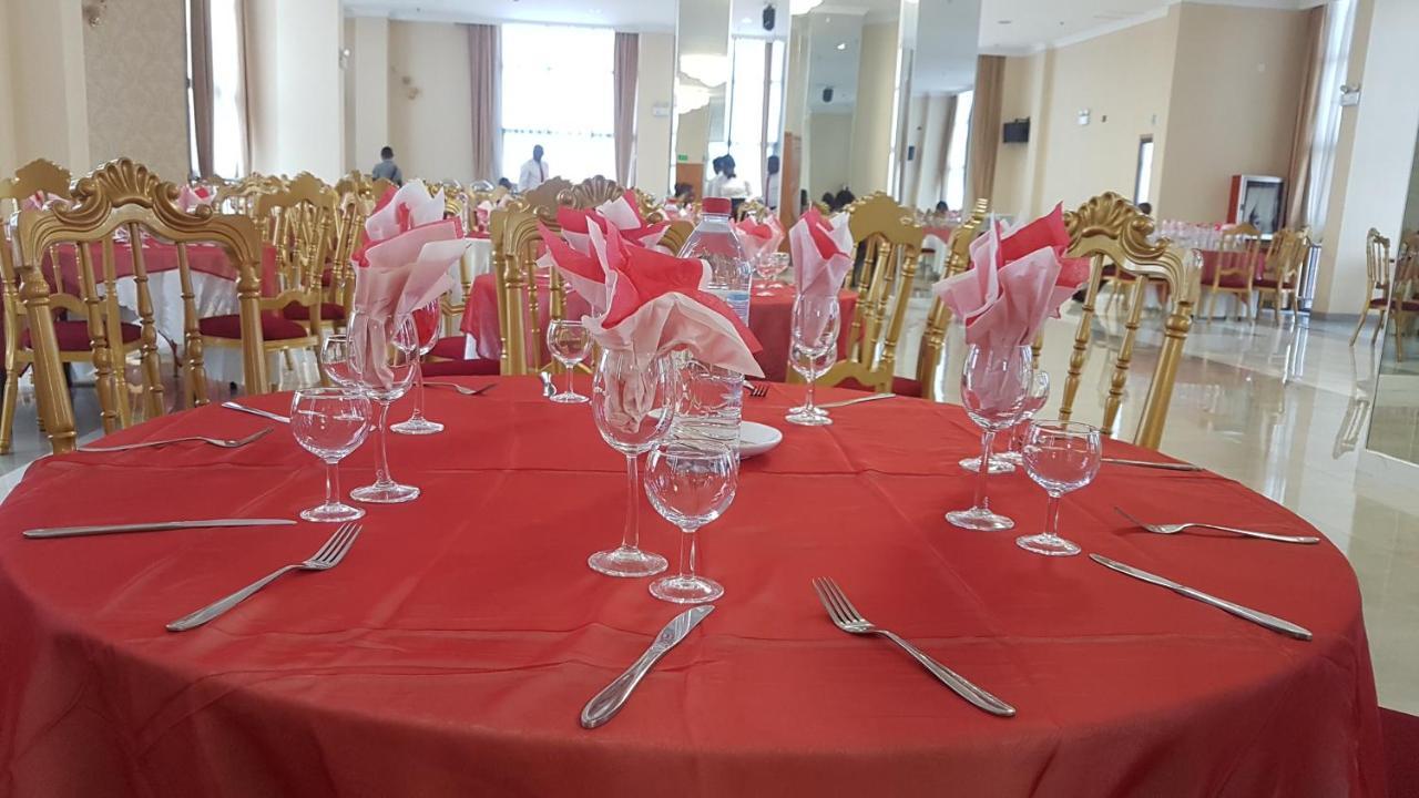 Edmond Hotel Brazzaville Buitenkant foto